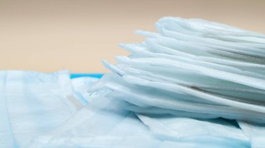Coronavirus koruması. Kulak tıkacıyla antiviral tıbbi yüz maskeleri. Cerrahi maske geçmişi. Solunum sendromu, koronavirüs hastalığı COVID-19. Birçok katlanmış tıbbi maske