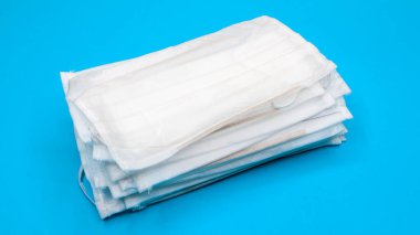 Coronavirus koruması. Kulak tıkacıyla antiviral tıbbi yüz maskeleri. Cerrahi maske geçmişi. Solunum sendromu, koronavirüs hastalığı COVID-19. Birçok katlanmış tıbbi maske
