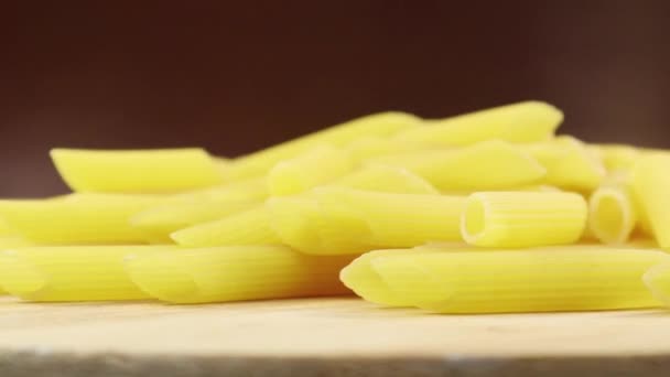 Langsam Roh Spinnende Penne Rigate Ist Eine Kurze Pasta Mit — Stockvideo