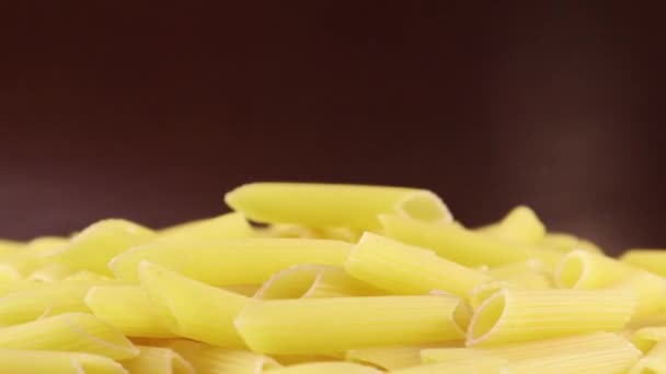 Crude Penne Rigate Dreht Sich Langsam Und Fällt Kurze Pasta — Stockvideo