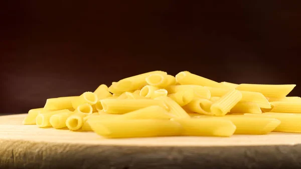 Penne Rigate Raw Pasta Είναι Ένα Σύντομο Ζυμαρικό Λοξές Τομές — Φωτογραφία Αρχείου