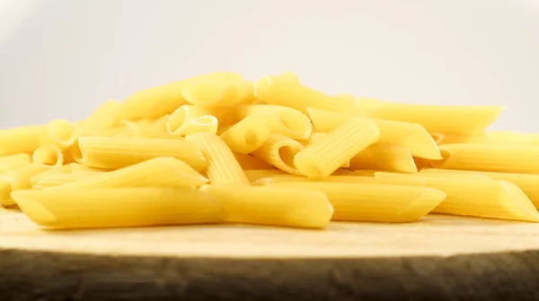 Penne Rigate Raw Pasta Una Pasta Corta Con Cortes Oblicuos —  Fotos de Stock