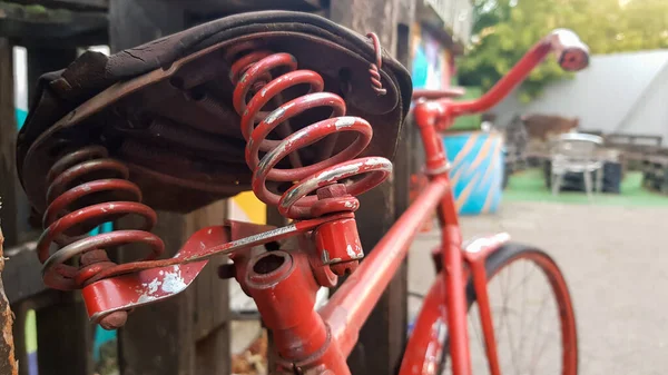 Bicicleta Roja Vintage Retro Cerca Viejo Concepto Encantador Una Bicicleta —  Fotos de Stock