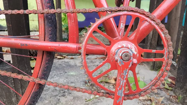 Retro Vintage Czerwony Rower Bliska Stara Czarująca Koncepcja Klasycznego Porzuconego — Zdjęcie stockowe