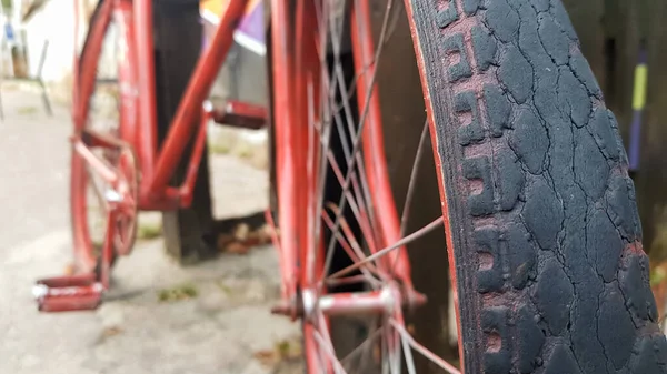 Retro Vintage Czerwony Rower Bliska Stara Czarująca Koncepcja Klasycznego Porzuconego — Zdjęcie stockowe