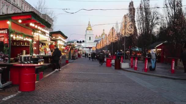 Folkmassa Promenerar Genom Det Festliga Torget Julmarknaden Mitt Träbyggnader Dekorerade — Stockvideo