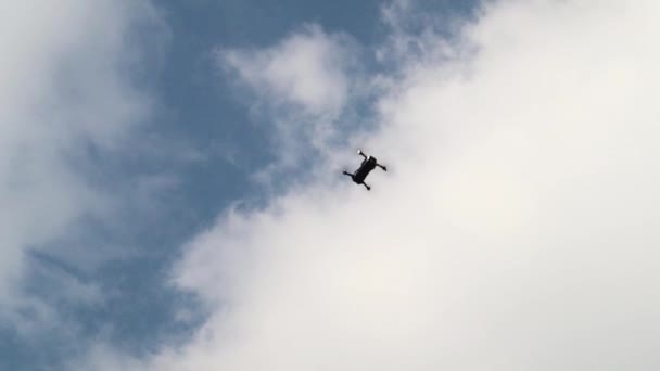 Egy Alacsony Magasságban Lebegő Drón Egy Kamerával Amely Légi Felvételeket — Stock videók
