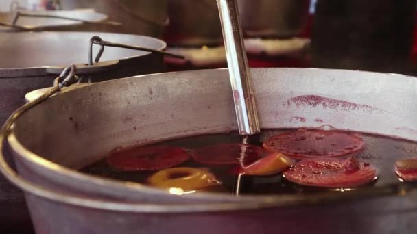Κάνοντας Ζεστό Κρασί Μια Έκθεση Δρόμου Μεταλλικούς Λέβητες Ζεστό Αλκοολούχο — Αρχείο Βίντεο