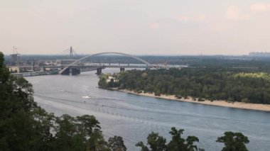 Kiev ve Dinyeper 'in cam yaya köprüsünün arka planındaki tarihi kısmının güzel bir manzarası. Dinyeper 'daki eğlence tekneleri. Havadan Kiev Panoraması