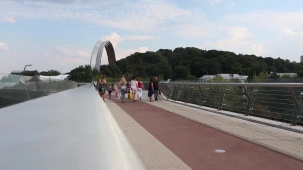 Vista Del Puente Peatonal Bici Con Paredes Cristal Centro Ciudad — Vídeo de stock