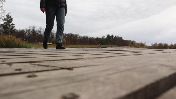 Een Vrouw Die Het Najaar Laarzen Jeans Jasje Een Houten — Stockvideo