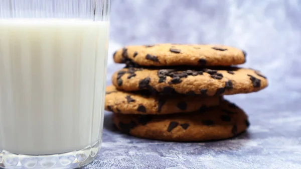 Amerikanische Schokoladenkekse Übereinander Gestapelt Mit Milch Einem Glas Auf Grauem — Stockfoto