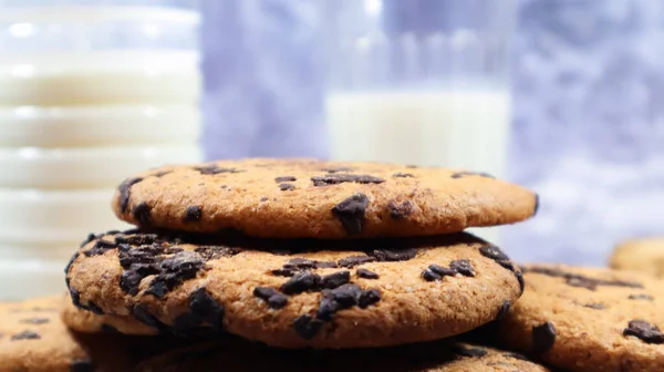 American Chocolate Chip Cookies Stacked Top Each Other Milk Glass — Stock Photo, Image