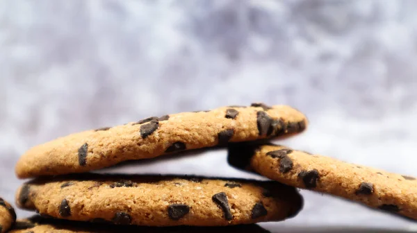 Biscoitos Chocolate Americano Empilhados Uns Cima Dos Outros Belo Fundo — Fotografia de Stock