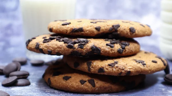 Biscoitos Chocolate Americanos Empilhados Uns Cima Dos Outros Com Leite — Fotografia de Stock