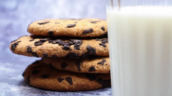American Chocolate Chip Cookies Stacked Top Each Other Milk Glass — Stock Photo, Image