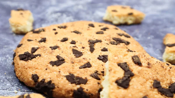 Una Galleta Chispas Chocolate Suave Recién Horneada Una Encimera Cocina — Foto de Stock