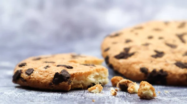 One Soft Freshly Baked Chocolate Chip Cookie Gray Marble Kitchen — Stock Photo, Image