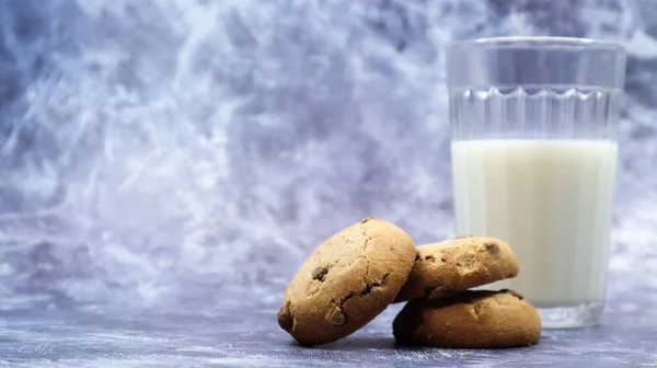 Amerikanische Glutenfreie Schokoladenkekse Mit Einem Glas Pflanzenmilch Auf Grauem Hintergrund — Stockfoto