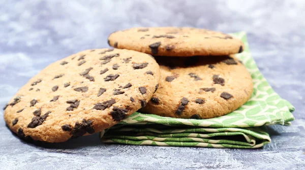 American Chocolate Chip Cookies Green Napkin Gray Background Traditional Crispy — Stock Photo, Image