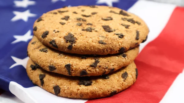 Patriotic Cookies Three Rounded Traditional Chocolate Chip Cookies Background Flag — Stock Photo, Image