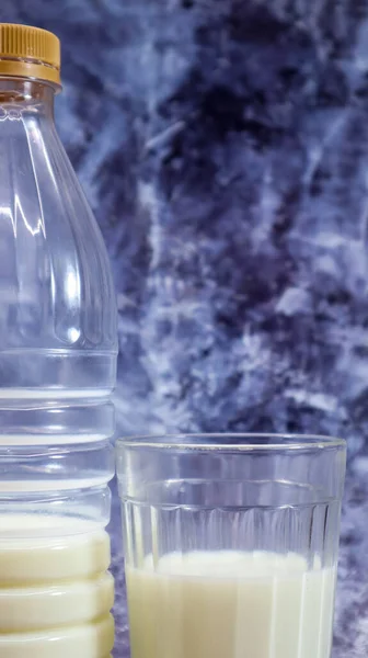 Eine Plastikflasche Mit Frischer Normaler Milch Und Ein Glasbecher Auf — Stockfoto