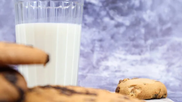 Amerikanische Glutenfreie Schokoladenkekse Mit Einem Glas Pflanzenmilch Auf Grauem Hintergrund — Stockfoto