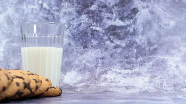 Amerikanische Glutenfreie Schokoladenkekse Mit Einem Glas Pflanzenmilch Auf Grauem Hintergrund — Stockfoto