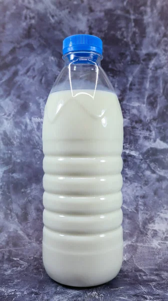 Eine Plastikflasche Mit Frischer Normaler Milch Auf Dunkelgrauem Marmor Oder — Stockfoto
