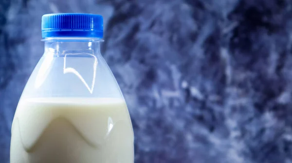 Eine Plastikflasche Mit Frischer Normaler Milch Auf Dunkelgrauem Marmor Oder — Stockfoto