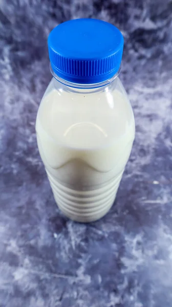 Eine Plastikflasche Mit Frischer Normaler Milch Auf Dunkelgrauem Marmor Oder — Stockfoto