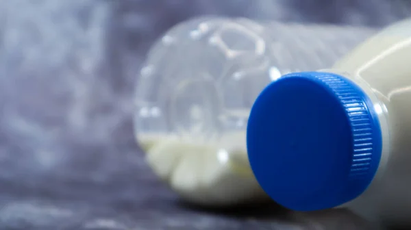 Полупустая Полная Пластиковая Бутылка Свежего Обычного Молока Лежит Темно Сером — стоковое фото