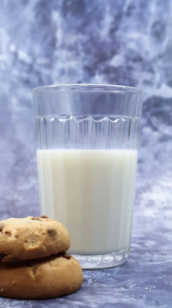 Amerikanische Glutenfreie Schokoladenkekse Mit Einem Glas Pflanzenmilch Auf Grauem Hintergrund — Stockfoto