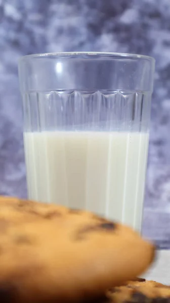 Amerikanische Glutenfreie Schokoladenkekse Mit Einem Glas Pflanzenmilch Auf Grauem Hintergrund — Stockfoto