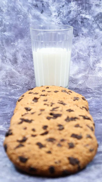Американское Безглютеновое Шоколадное Печенье Стеклянным Стаканом Растительного Молока Сером Фоне — стоковое фото