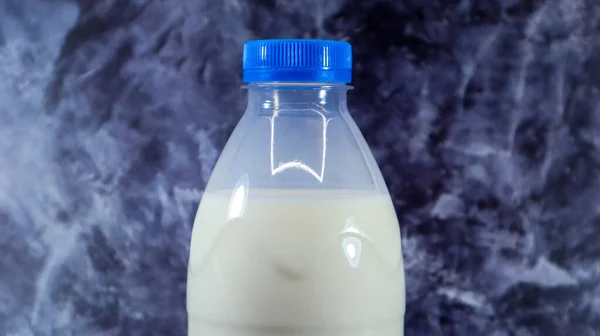 Пластиковая Бутылка Голубым Колпаком Свежего Молока Темно Сером Мраморном Бетонном — стоковое фото