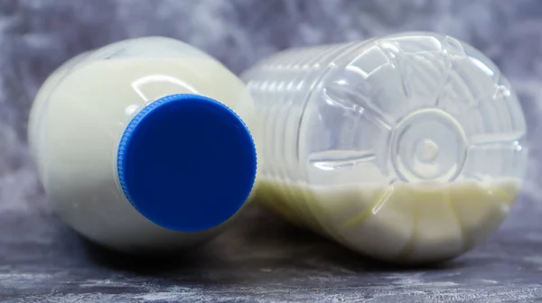 Eine Halb Leere Und Volle Plastikflasche Mit Frischer Normaler Milch — Stockfoto