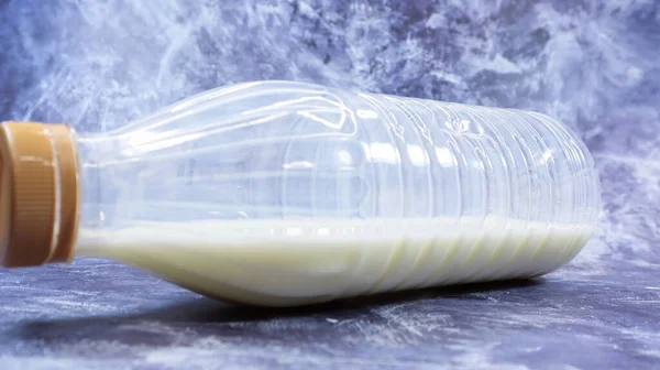 Полупустая Пластиковая Бутылка Свежего Обычного Молока Лежит Темно Сером Мраморе — стоковое фото