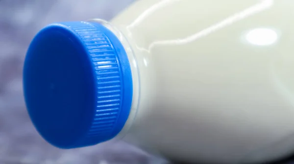 Eine Plastikflasche Mit Blauem Deckel Mit Frischer Normaler Milch Auf — Stockfoto