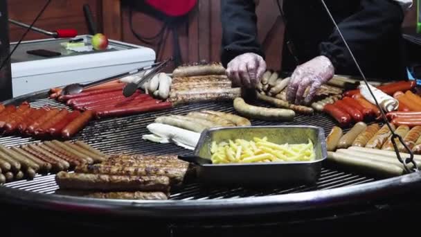 Saucisses Frites Grillées Sur Une Grande Grille Métallique Marché Festif — Video