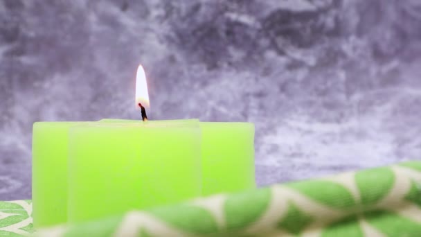 Sammansättning Med Grön Tänd Flammande Ljus Ett Bord Med Grön — Stockvideo