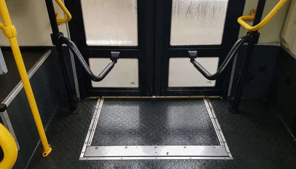 Автобусні Двері Жовтими Ручками Внутрішній Вигляд Механізм Відкриття Закриття Дверей — стокове фото