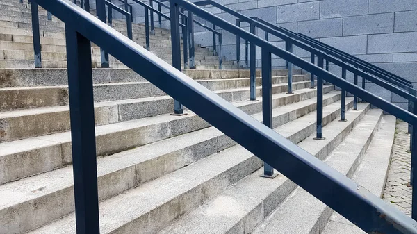 Externe Mehrstufige Steintreppe Gibt Viele Treppen Und Geländer Aus Metall — Stockfoto