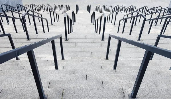 Externe Mehrstufige Steintreppe Gibt Viele Treppen Und Geländer Aus Metall — Stockfoto