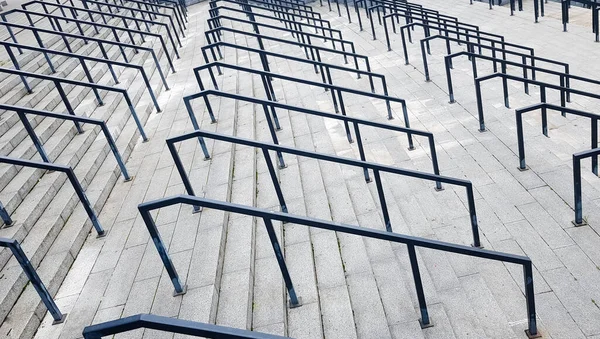 Externe Mehrstufige Steintreppe Gibt Viele Treppen Und Geländer Aus Metall — Stockfoto