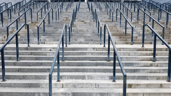 Externe Mehrstufige Steintreppe Gibt Viele Treppen Und Geländer Aus Metall — Stockfoto