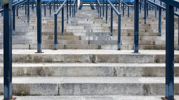 Externe Mehrstufige Steintreppe Gibt Viele Treppen Und Geländer Aus Metall — Stockfoto