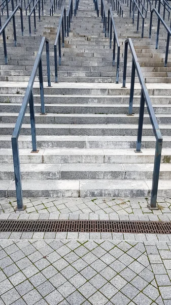 Külső Többlépcsős Kőlépcső Van Egy Csomó Lépcső Korlát Fémből Sok — Stock Fotó