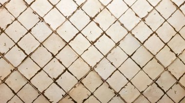 Döşeme duvarı. Eski beyaz fayanslar. Eski seramik seramik küçük kare fayanslar kapalı ve açık hava kullanımı için parlak ve mat bitiş