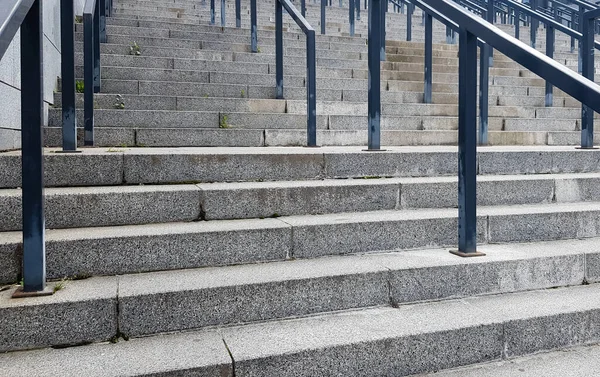 Externe Mehrstufige Steintreppe Gibt Viele Treppen Und Geländer Aus Metall — Stockfoto